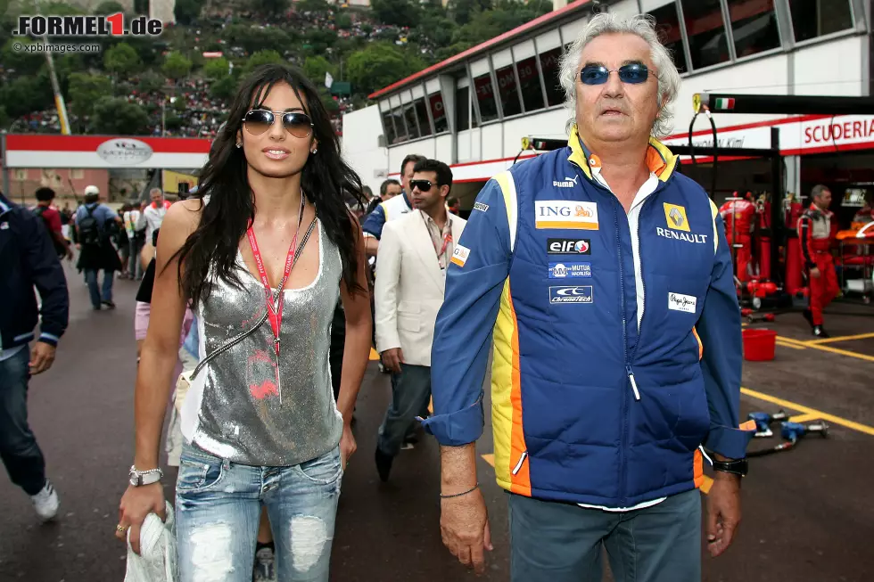 Foto zur News: Heute ist Briatore selbst stolzer Familienvater. 2010 brachte Ehefrau Elisabetta Gregoraci den gemeinsamen Sohn Falco zur Welt. Wie Campbell und Klum ist auch Gregoraci Model. Sie löste keine Geringere als Eva Herzigova als &quot;Wonderbra&quot;-Model ab. Pikant, denn...