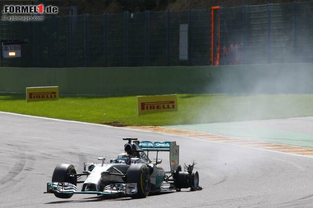 Foto zur News: ...humpelt Hanilton mit kaputtem Hinterreifen an die Box. Rosberg wird auf dem Podest von den Fans ausgepfiffen, wirkt im Titelkampf plötzlich zahnlos und muss sich Hamilton geschlagen geben.