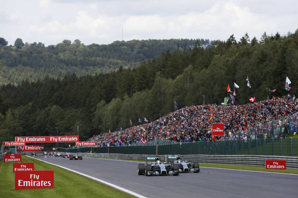 Foto zur News: Angefangen hat alles 2014 in Spa-Francorchamps: Nico Rosberg saugt sich auf der Kemel-Geraden im Windschatten an Leader Lewis Hamilton an und versucht es außen. Das Manöver...