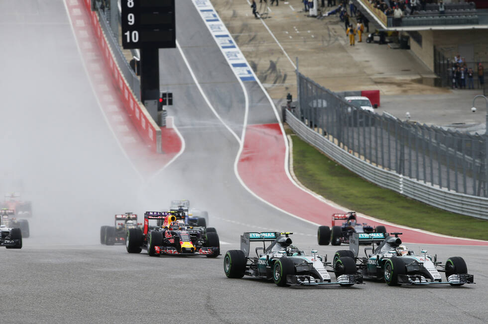 Foto zur News: Zwei Rennen später kommt es zum nächsten Gemetzel - und wieder zieht Rosberg den Kürzeren: Hamilton ist beim Start erneut auf der besseren Innenbahn und drückt Rosberg...