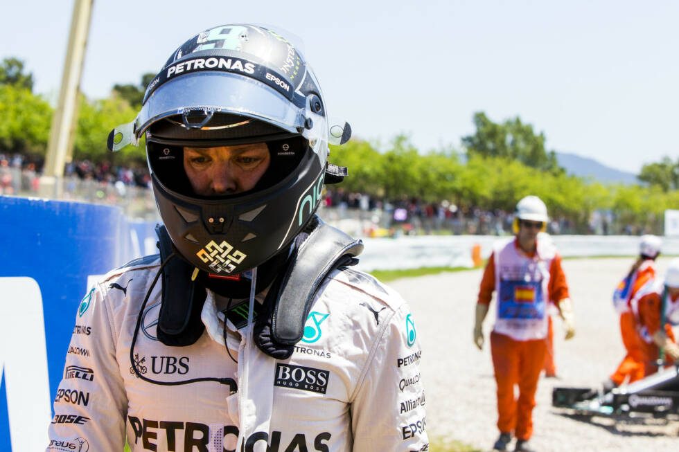 Foto zur News: ...Rosberg ist nach dem Unfall die Enttäuschung ins Gesicht geschrieben. Die nächste Berührung folgt nur zwei Rennen darauf.