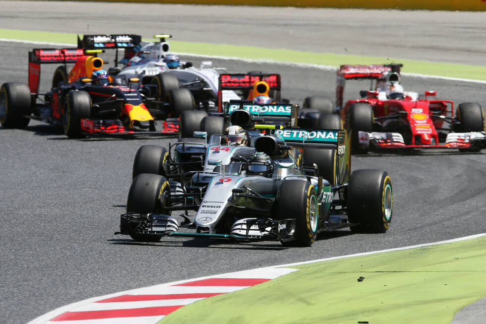 Foto zur News: In Barcelona fährt Rosberg 2016 erstmals die Krallen aus: Nach dem gewonnenen Start stimmen beim WM-Leader die Motoreneinstellungen nicht, Hamilton attackiert ihn nach Kurve 3 mit Geschwindigkeitsüberschuss. Doch...