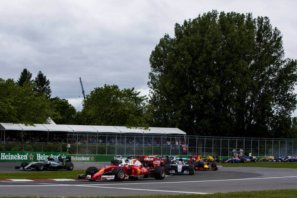 Foto zur News: den Notausgang zu nehmen. Der Zwischenfall hat Folgen: Während Hamilton nach Monaco erneut gewinnt, kommt Rosberg nicht über Platz fünf hinaus, weil er in der ersten Runde durch das Manöver des Rivalen viele Plätze verliert.