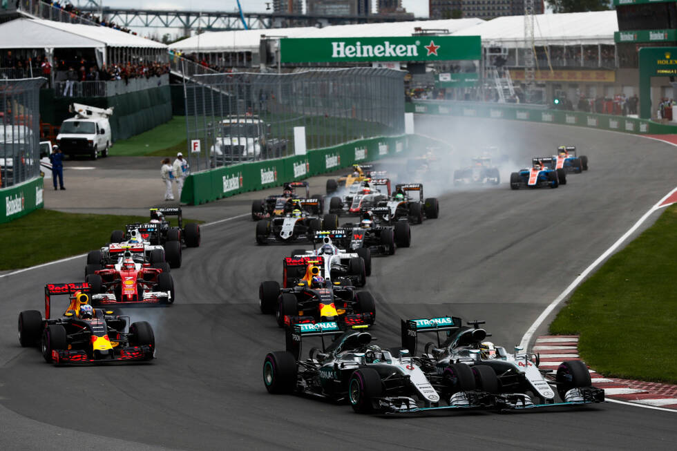 Foto zur News: In Kanada nutzt Hamilton nach dem Start die Innenbahn, um Rosberg abzudrängen. Die Räder der beiden...
