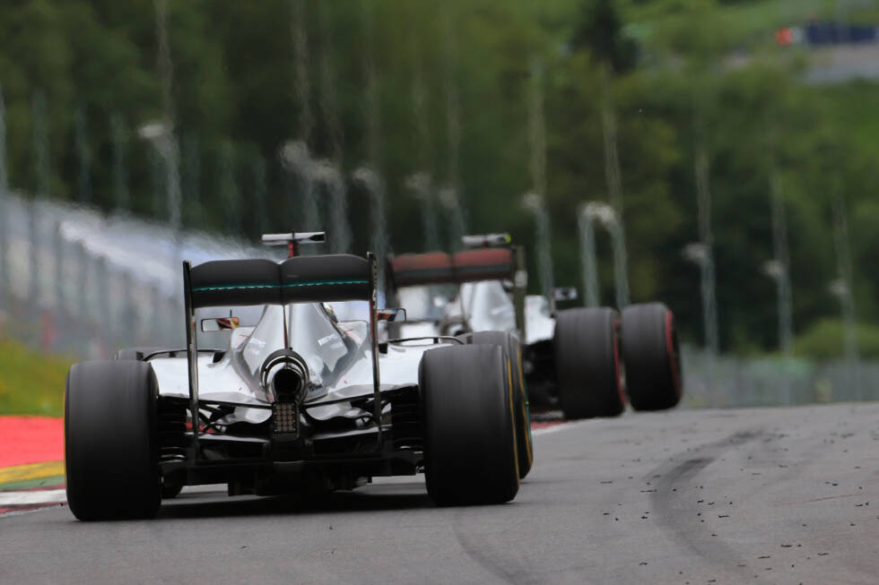 Foto zur News: ...gerät sein Bolide aus der Balance: Hamilton kann sich im Windschatten ansaugen. In der zweiten Kurve probiert es Hamilton außen, wird aber von Rosberg von der Piste gedrängt. Auch diesmal...