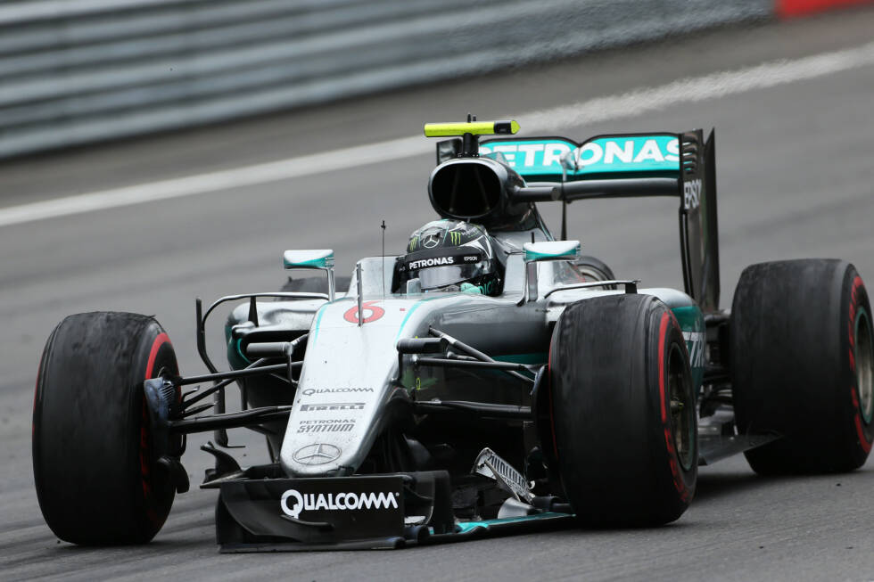 Foto zur News: ...zieht Rosberg den Kürzeren: Durch die Berührung bricht sein Frontflügel. Während Hamilton zum Sieg fährt, fällt Rosberg noch auf Rang vier zurück - und wird von den Rennkommissaren auch noch mit zwei Strafpunkten und einer Zehn-Sekunden-Strafe zum Schuldigen erklärt.