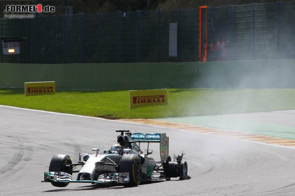 Foto zur News: ...humpelt Hamilton mit kaputtem Hinterreifen an die Box. Rosberg wird auf dem Podest von den Fans ausgepfiffen, wirkt im Titelkampf plötzlich zahnlos und muss sich Hamilton geschlagen geben.