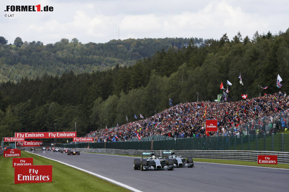 Angefangen hat alles 2014 in Spa-Francorchamps: Nico Rosberg saugt sich auf der Kemel-Geraden im Windschatten an Leader Lewis Hamilton an und versucht es außen. Das Manöver... Angefangen hat alles 2014 in Spa-Francorchamps: Nico Rosberg saugt sich auf der Kemel-Geraden im Windschatten an Leader Lewis Hamilton an und versucht es außen. Das Manöver...