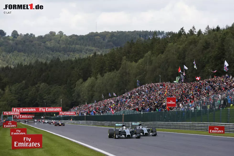 Foto zur News: Angefangen hat alles 2014 in Spa-Francorchamps: Nico Rosberg saugt sich auf der Kemel-Geraden im Windschatten an Leader Lewis Hamilton an und versucht es außen. Das Manöver...