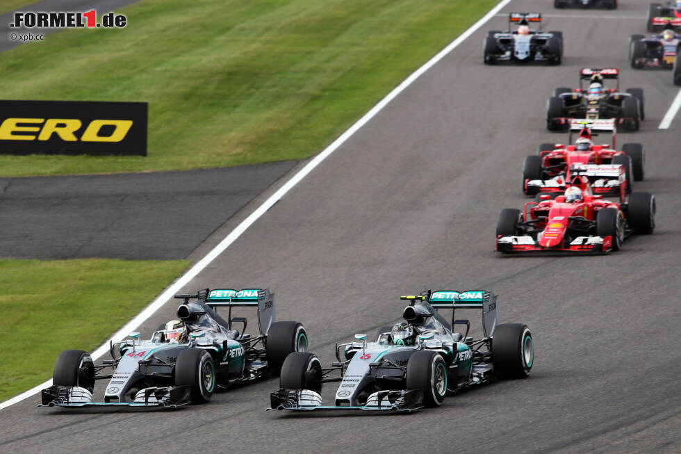 Foto zur News: Dicke Luft gibt es auch 2015: Hamilton drückt Rosberg nach dem Start in Suzuka  nach außen. Der WM-Herausforderer &quot;verhungert&quot; auf dem Randstein und verliert einige Plätze. Die Stimmung ist vergiftet.