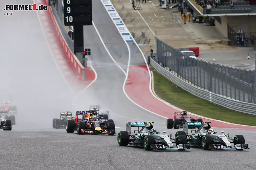 Foto zur News: Zwei Rennen später kommt es zum nächsten Gemetzel - und wieder zieht Rosberg den Kürzeren: Hamilton ist beim Start erneut auf der besseren Innenbahn und drückt Rosberg...