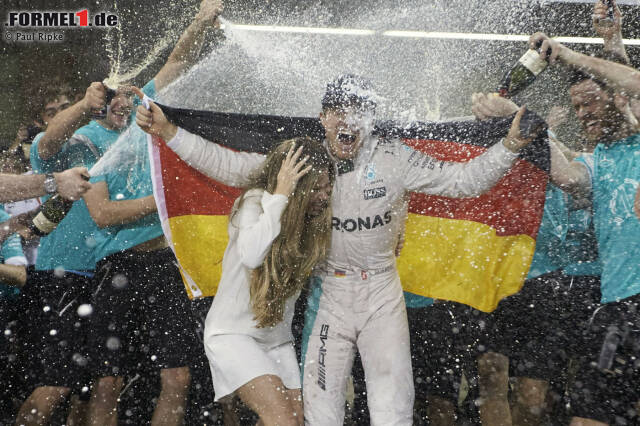 Foto zur News: Beim Saisonfinale der Formel-1-Saison 2016 in Abu Dhabi krönte sich Nico Rosberg am 27. November erstmals zum Weltmeister in der Königsklasse.