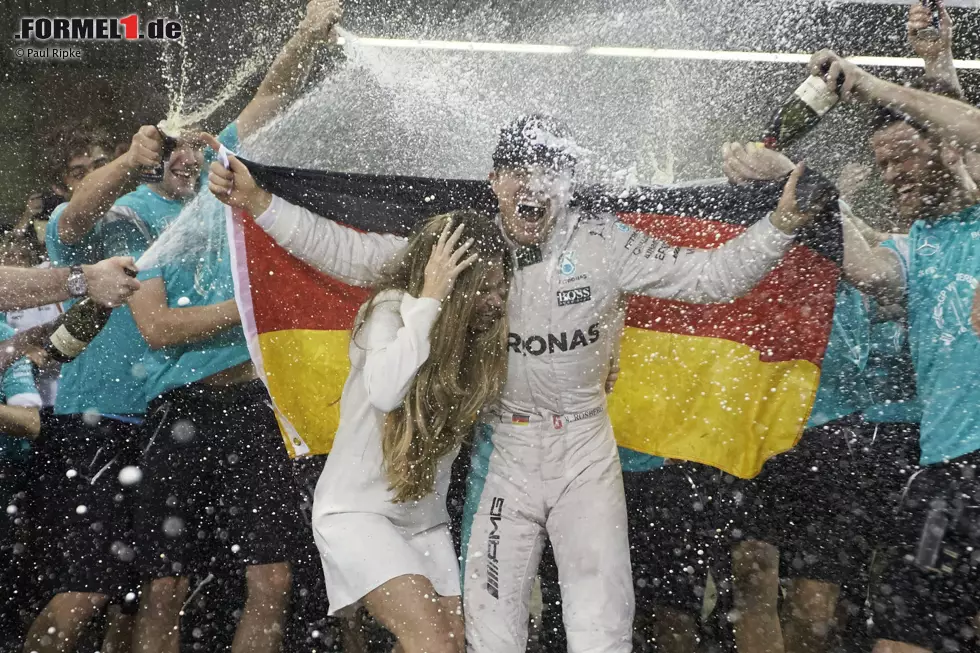 Foto zur News: Beim Saisonfinale der Formel-1-Saison 2016 in Abu Dhabi krönte sich Nico Rosberg am 27. November erstmals zum Weltmeister in der Königsklasse.