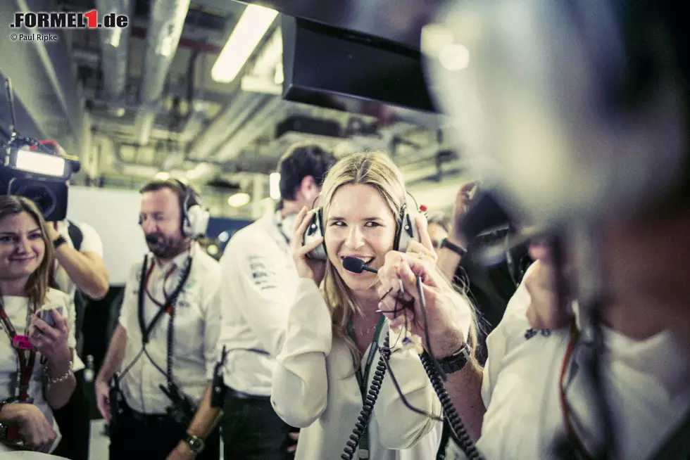 Foto zur News: Ehefrau Vivian fieberte in der Mercedes-Box über die 55 Runden in Abu Dhabi mit. &quot;Es kam mir vor wie 200 Jahre&quot;, sagte sie, als klar war, dass ihr Mann Weltmeister ist.