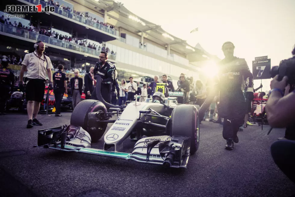 Foto zur News: Denn mit dem Titelgewinn stand für Rosberg fest: Er wird seine Formel-1-Karriere beenden. Neben dem Druck, Weltmeister zu werden, wollte er sein letztes Rennen deshalb vor allem genießen, gab er später zu.