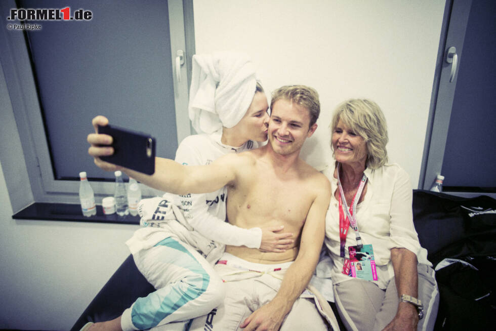 Foto zur News: Geschafft, aber glücklich! Rosberg und die zwei wichtigsten Frauen in seinem Leben: Frau Vivian und Mutter Sina.