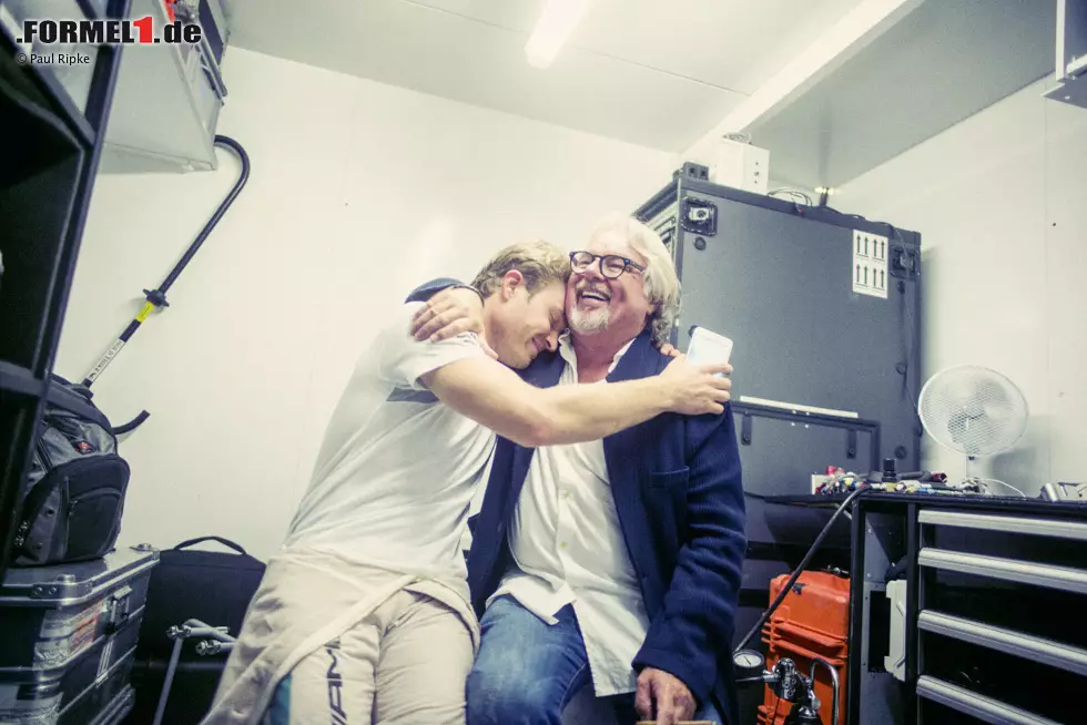 "Das war mein Ziel, seitdem ich die ersten Runden gefahren bin im Rennsport - inspiriert durch meinen Vater und das, was er erreicht hat!" In seine Fußstapfen zu treten, ist für Rosberg der größte Lohn. Foto zur News: "Das war mein Ziel, seitdem ich die ersten Runden gefahren bin im Rennsport - inspiriert durch meinen Vater und das, was er erreicht hat!" In seine Fußstapfen zu treten, ist für Rosberg der größte Lohn.