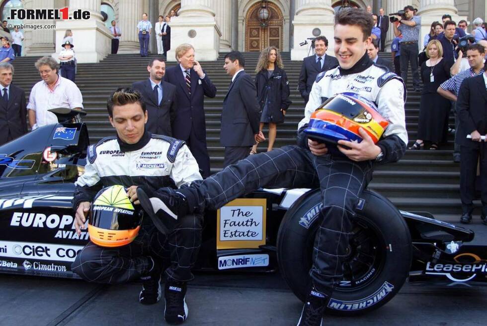 Foto zur News: ...ist auch Alonso nur mit Glück dabei. In den Wochen vor dem Grand Prix half er dem von Paul Stoddart übernommenen Minardi-Team dabei, das Auto rennfertig zu machen. Die Erleichterung ist dem 19-Jährigen (mit Teamkollege Tarso Marques) anzusehen. Derartige...
