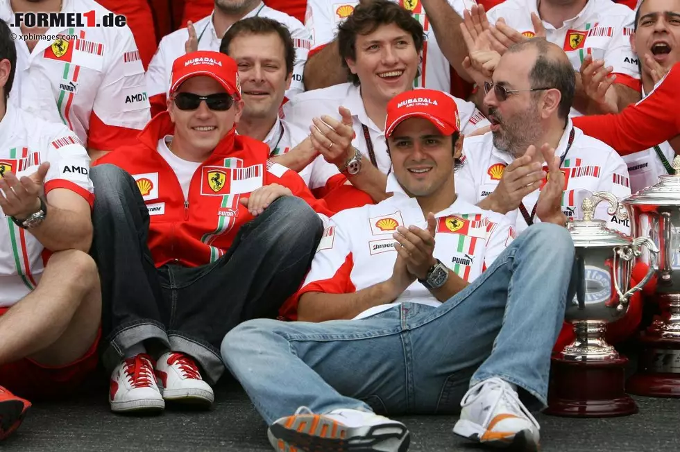 "Das ist natürlich sehr schade," bedauert Ex-Teamkollege Kimi Räikkönen Massas Karriere-Ende. "Aber am Ende ist es seine Entscheidung. Wir hatten eine gute Beziehung als wir in einem Team waren. Natürlich gab es auch einige schwierige Momente in der Formel 1, wie bei seinem Unfall, aber er war immer stark. Er ist ein super Typ." Foto zur News: "Das ist natürlich sehr schade," bedauert Ex-Teamkollege Kimi Räikkönen Massas Karriere-Ende. "Aber am Ende ist es seine Entscheidung. Wir hatten eine gute Beziehung als wir in einem Team waren. Natürlich gab es auch einige schwierige Momente in der Formel 1, wie bei seinem Unfall, aber er war immer stark. Er ist ein super Typ."