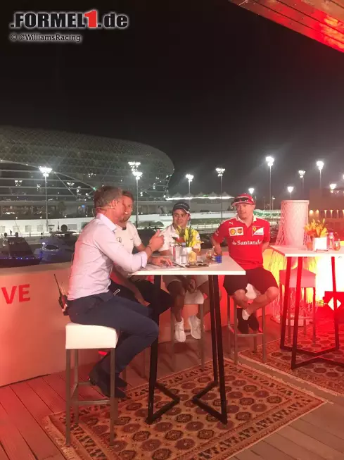 Foto zur News: Auch Romain Grosjean wollte Facebook-Live nutzen, um die ersten Testfahrten mit dem Nagelneuen HaasF1 zu übertragen. Dafür gibt es aber Ärger mit der FOM und er muss die Videos wieder löschen. Zum Ende der Saison besinnt sich die Königsklasse aber ebenfalls auf das beliebte Medium und überträgt ein Interview mit Räikkönen und Co.