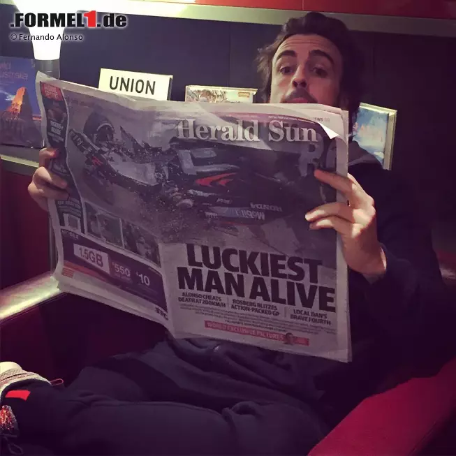 Platz 6: Der glücklichste Mann der Welt
Eine Kollision bei Vollspeed, mehrere Überschläge und ein vollkommen zerstörtes Auto... doch Fernando Alonso steigt nach dem Horror-Unfall in Australien fast unverletzt aus seinem auf dem Kopf liegenden Boliden. Schon einen Tag nach dem Crash beweist er bereits Humor. Foto zur News: Platz 6: Der glücklichste Mann der Welt
Eine Kollision bei Vollspeed, mehrere Überschläge und ein vollkommen zerstörtes Auto... doch Fernando Alonso steigt nach dem Horror-Unfall in Australien fast unverletzt aus seinem auf dem Kopf liegenden Boliden. Schon einen Tag nach dem Crash beweist er bereits Humor.