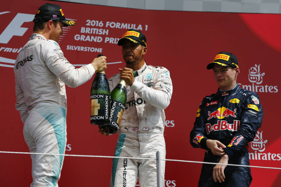 Foto zur News: Nico Rosberg befindet sich also in guter Gesellschaft. Allerdings konnte er nach seiner Siegesserie nur noch in Baku gewinnen. Durch die Hamilton-Erfolge in Monaco, Kanada, Österreich und zuletzt in Großbritannien führt er nur noch einen Punkt vor seinem schärfsten Titelkontrahenten in der Weltmeisterschaft.