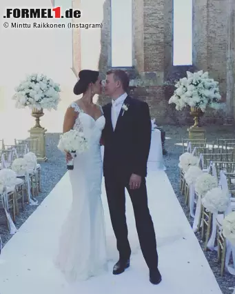 Platzt 1: Mr. & Mrs. Räikkönen - Den schönsten Urlaub muss Kimi Räikkönen gehabt haben. Der Ferrari-Pilot ehelichte vor atemberaubender Kulisse in der Toskana die ehemalige Flugbegleiterin Minttu Virtanen. Es ist bereits die zweite Hochzeit des 36-Jährigen. Man könnte also behaupten: Er wusste, was er da tat. Foto zur News: Platzt 1: Mr. & Mrs. Räikkönen - Den schönsten Urlaub muss Kimi Räikkönen gehabt haben. Der Ferrari-Pilot ehelichte vor atemberaubender Kulisse in der Toskana die ehemalige Flugbegleiterin Minttu Virtanen. Es ist bereits die zweite Hochzeit des 36-Jährigen. Man könnte also behaupten: Er wusste, was er da tat.