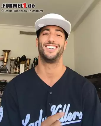Platz 2: Der Hobby-Rapper - Ein Honigdachs auf der Strecke und nun auch ein "Ladykiller" am Mikrofon? Daniel Ricciardo bewies sein unnachahmliches Unterhaltungs-Talent in der rennfreien Zeit mit einem frechen (um nicht zu sagen freshen) Rap. Damit hätte er die Sommerpause beinahe gewonnen, hätte ihm ein Finne nicht die Show gestohlen... Foto zur News: Platz 2: Der Hobby-Rapper - Ein Honigdachs auf der Strecke und nun auch ein "Ladykiller" am Mikrofon? Daniel Ricciardo bewies sein unnachahmliches Unterhaltungs-Talent in der rennfreien Zeit mit einem frechen (um nicht zu sagen freshen) Rap. Damit hätte er die Sommerpause beinahe gewonnen, hätte ihm ein Finne nicht die Show gestohlen...