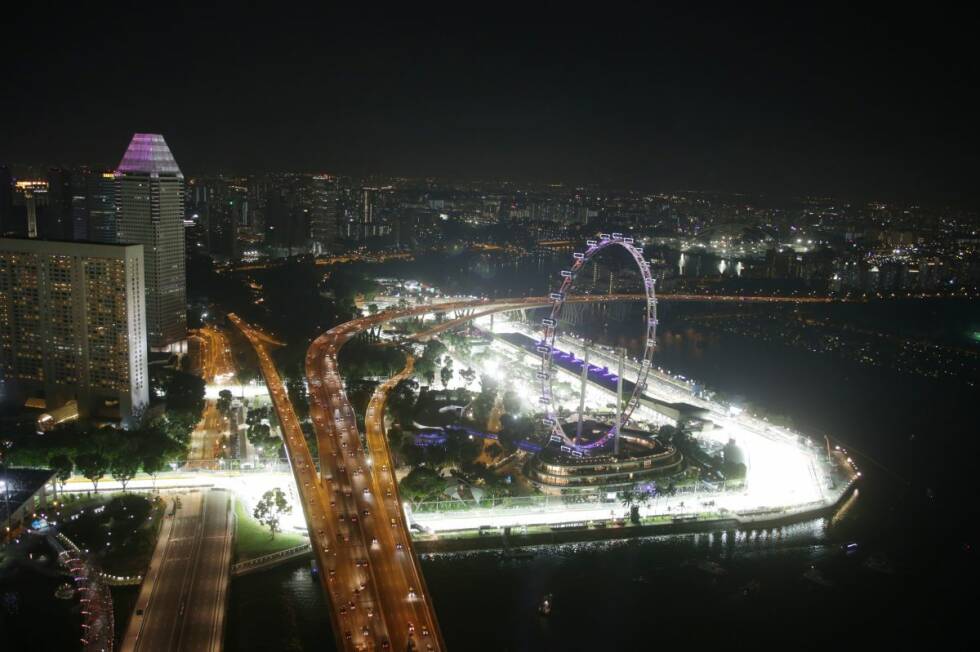 Foto zur News: Formel 1 bei Nacht - der Singapur-Grand-Prix ist seit 2008 eines der Highlights im Rennkalender. Für den Durchblick zwischen den Häuserschluchten sorgen rund 1.500 Scheinwerfer, die eine durchschnittliche Beleuchtungsstärke von 3.000 Lux auf die Strecke bringen. Am besten kommt dort Sebastian Vettel zurecht - er siegte bereits viermal.