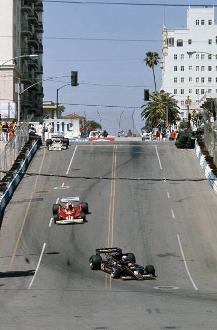 Foto zur News: Galt Detroit als Austragungsort des USA-Grand-Prix-Ost, war Long Beach von 1976 bis 1983 Ort des Großen Preises USA-West. Unter der kalifornischen Sonne gab es acht verschiedene Sieger, darunter Clay Regazzoni, Gilles Villeneuve und Niki Lauda. 1977 siegte Andretti im Lotus vor Ferrari-Pilot Lauda.