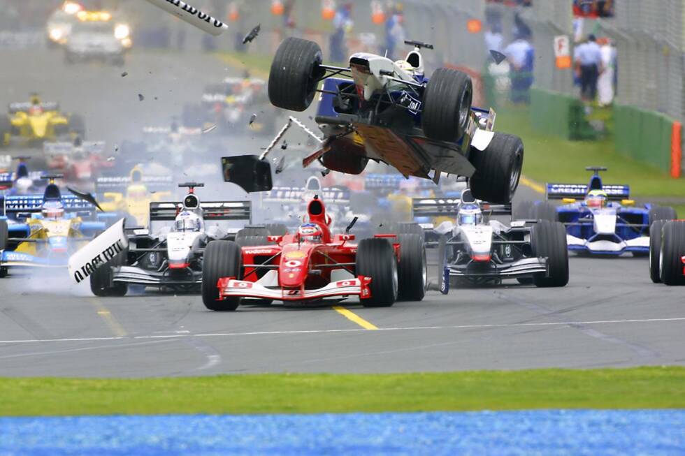 Foto zur News: Von Adelaide wanderte der Australien-Grand-Prix 1996 nach Melbourne. Hier findet am 20. März auch in diesem Jahr wieder der Saisonauftakt statt. Nicht selten knallt es dabei zum Saisonstart - so wie 2002, als Williams-Pilot Ralf Schumacher nach einer Kollision mit Rubens Barrichello (Ferrari) spektakulär in die Luft ging.