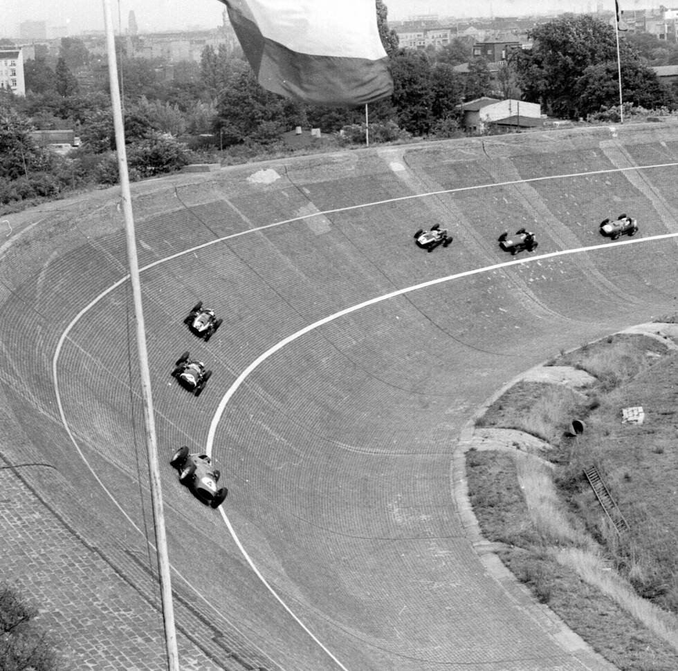 Foto zur News: Die erste Autobahn der Welt und heutige A115 bei Berlin war 1959 Austragungsort des Großen Preises von Deutschland. Auf den beiden langen Geraden und den Steilkurven der AVUS war Hochgeschwindigkeit angesagt. Der Schnellste: Sieger Tony Brooks aus Großbritannien im Ferrari.
