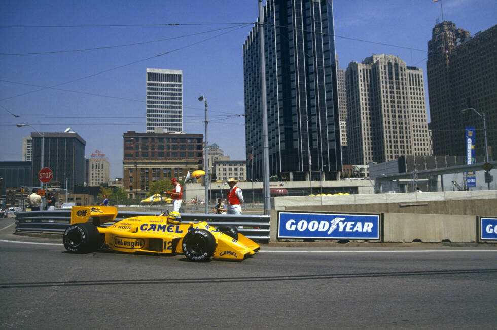Foto zur News: Formel 1 zwischen Wolkenkratzern und Bürogebäuden: Zwischen 1982 und 1988 fand der Detroit-Grand-Prix in der Motor City statt. Rekordsieger war Ayrton Senna, der dreimal gewann. Gefahren wurde in unmittelbarer Nachbarschaft des General Motors Renaissance Building.