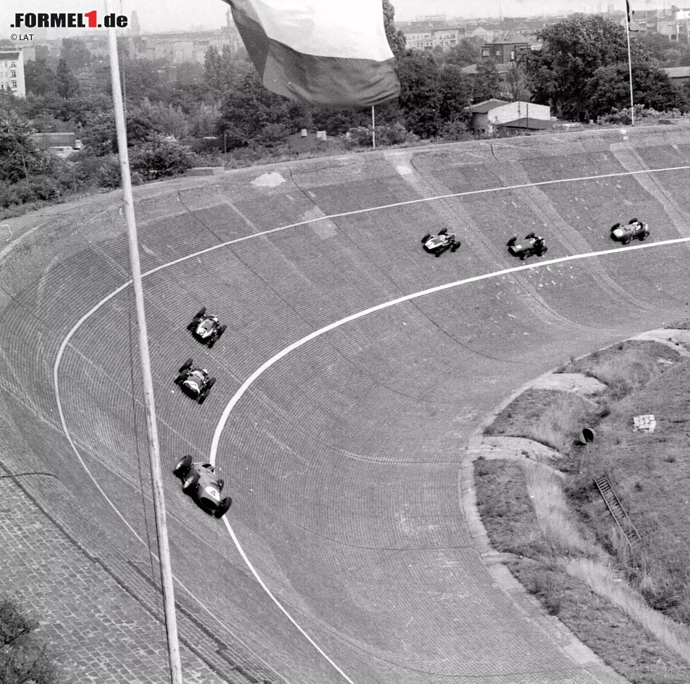 Foto zur News: Die erste Autobahn der Welt und heutige A115 bei Berlin war 1959 Austragungsort des Großen Preises von Deutschland. Auf den beiden langen Geraden und den Steilkurven der AVUS war Hochgeschwindigkeit angesagt. Der Schnellste: Sieger Tony Brooks aus Großbritannien im Ferrari.