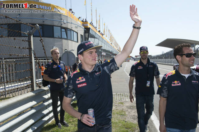 Lokalheld Max Verstappen kehrt als Grand-Prix-Sieger in seine Heimat zurück. Der Red-Bull-Pilot bekommt die Möglichkeit, im RB8-Showcar auf der Strecke von Zandvoort vor heimischem Publikum zu fahren. Lokalheld Max Verstappen kehrt als Grand-Prix-Sieger in seine Heimat zurück. Der Red-Bull-Pilot bekommt die Möglichkeit, im RB8-Showcar auf der Strecke von Zandvoort vor heimischem Publikum zu fahren.