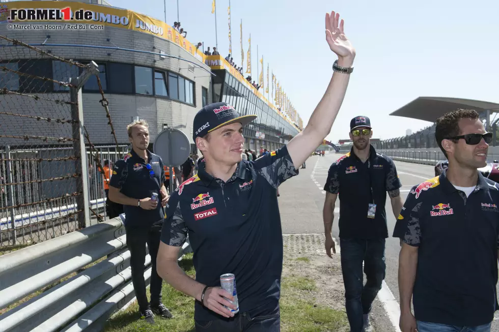 Lokalheld Max Verstappen kehrt als Grand-Prix-Sieger in seine Heimat zurück. Der Red-Bull-Pilot bekommt die Möglichkeit, im RB8-Showcar auf der Strecke von Zandvoort vor heimischem Publikum zu fahren. Foto zur News: Lokalheld Max Verstappen kehrt als Grand-Prix-Sieger in seine Heimat zurück. Der Red-Bull-Pilot bekommt die Möglichkeit, im RB8-Showcar auf der Strecke von Zandvoort vor heimischem Publikum zu fahren.
