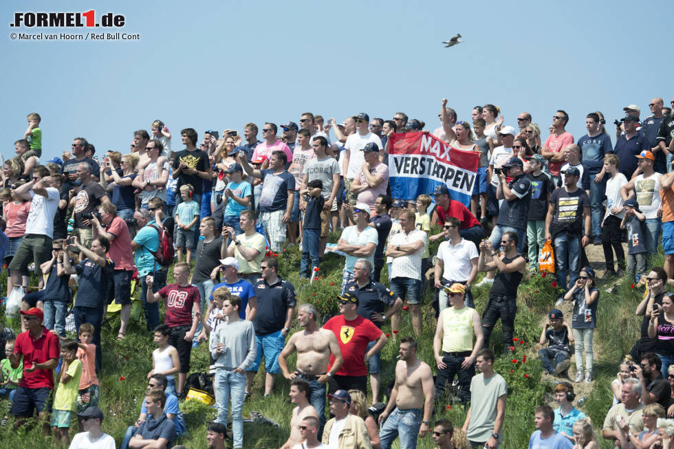 Foto zur News: Bei dem sogenannten &quot;Familie Race Dagen&quot; - der holländischen Version eines Tags der offenen Motorsport-Tür - lässt sich der Teenager über zwei Tage von 100.000 Menschen feiern. An einem sonnigen Wochenende an der Nordseeküste sind die Zuschauerränge damit voll besetzt.