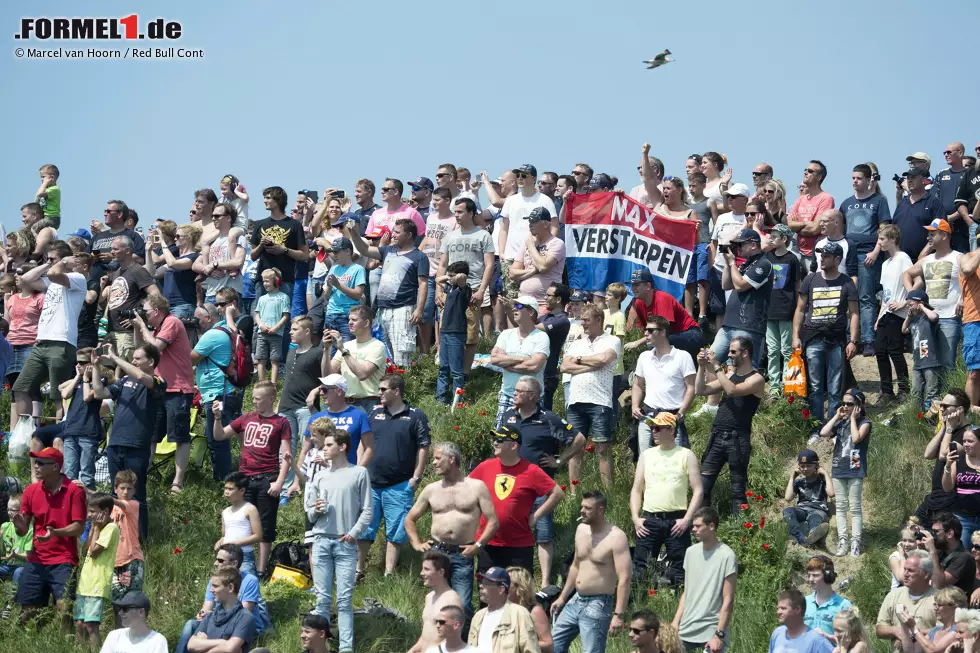 Bei dem sogenannten "Familie Race Dagen" - der holländischen Version eines Tags der offenen Motorsport-Tür - lässt sich der Teenager über zwei Tage von 100.000 Menschen feiern. An einem sonnigen Wochenende an der Nordseeküste sind die Zuschauerränge damit voll besetzt. Foto zur News: Bei dem sogenannten "Familie Race Dagen" - der holländischen Version eines Tags der offenen Motorsport-Tür - lässt sich der Teenager über zwei Tage von 100.000 Menschen feiern. An einem sonnigen Wochenende an der Nordseeküste sind die Zuschauerränge damit voll besetzt.