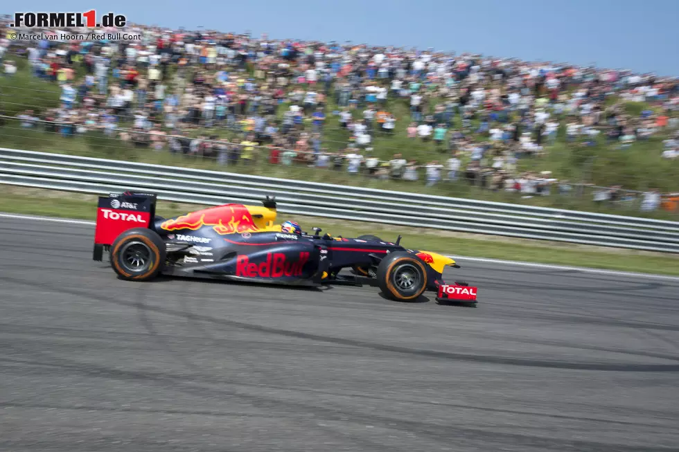 Foto zur News: Und alle wollen nur einen sehen: Den Barcelona-Sieger! Der erste Niederländer, der es in der Formel 1 bis ganz nach oben aufs Siegertreppchen geschafft hat, ist schon jetzt ein Publikumsliebling.