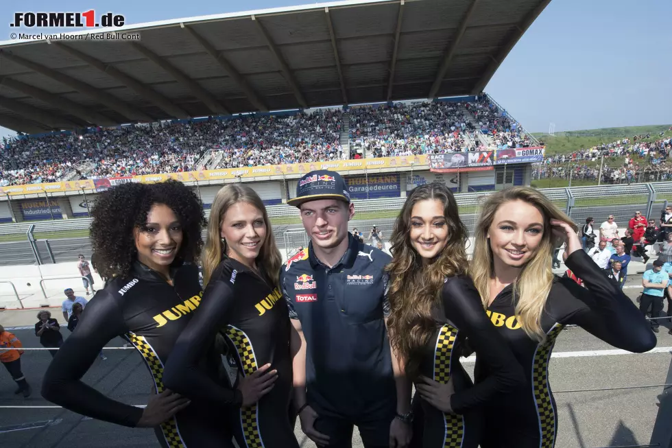 Die angenehmen Seiten des Erfolgs: Auch wie sexy das Siegen sein kann, muss der 18-Jährige Verstappen noch lernen. Foto zur News: Die angenehmen Seiten des Erfolgs: Auch wie sexy das Siegen sein kann, muss der 18-Jährige Verstappen noch lernen.