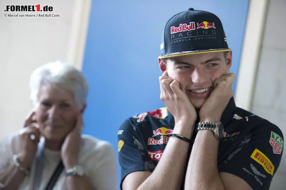 Doch so laut die weiblichen Fans auch kreischen - vor dem Abheben ist der der junge Rennfahrer gefeit. "Natürlich ist es toll, so viele Leute ausflippen zu sehen", sagt er. "Es bedeutet, man muss etwas richtig gemacht haben. Natürlich bin ich auch stolz darauf, aber ich bleibe auch ruhig." Foto zur News: Doch so laut die weiblichen Fans auch kreischen - vor dem Abheben ist der der junge Rennfahrer gefeit. "Natürlich ist es toll, so viele Leute ausflippen zu sehen", sagt er. "Es bedeutet, man muss etwas richtig gemacht haben. Natürlich bin ich auch stolz darauf, aber ich bleibe auch ruhig."
