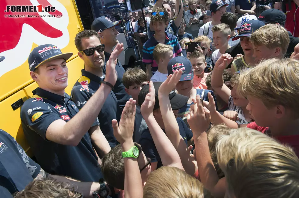 Jugendförderung: Verstappen will auch den Nachwuchs mit seiner steilen Karriereleiter inspirieren. In Zandvoort nimmt er sich viel Zeit für die jungen Fans. "Hoffentlich fangen sie auch an, Rennen zu fahren", sagt er. "Das wäre toll für den holländischen Sport. Der Motorsport hat hier in den letzten Monaten einen Aufschwung erlebt." Foto zur News: Jugendförderung: Verstappen will auch den Nachwuchs mit seiner steilen Karriereleiter inspirieren. In Zandvoort nimmt er sich viel Zeit für die jungen Fans. "Hoffentlich fangen sie auch an, Rennen zu fahren", sagt er. "Das wäre toll für den holländischen Sport. Der Motorsport hat hier in den letzten Monaten einen Aufschwung erlebt."