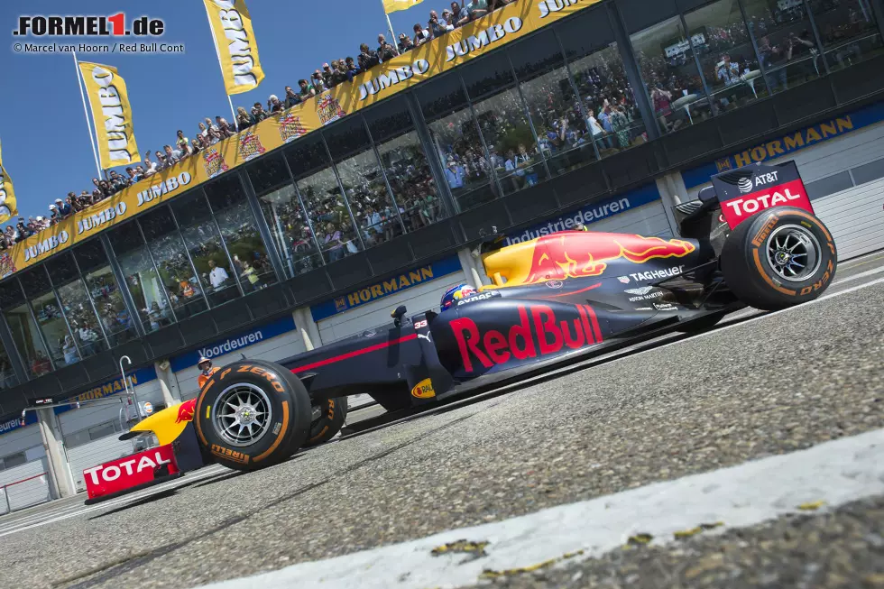 Die Massen, die auch vom Boxengassen-Gebäude zahlreich herunterschauen, wollten aber vor allem Max Verstappen in Aktion erleben... Foto zur News: Die Massen, die auch vom Boxengassen-Gebäude zahlreich herunterschauen, wollten aber vor allem Max Verstappen in Aktion erleben...