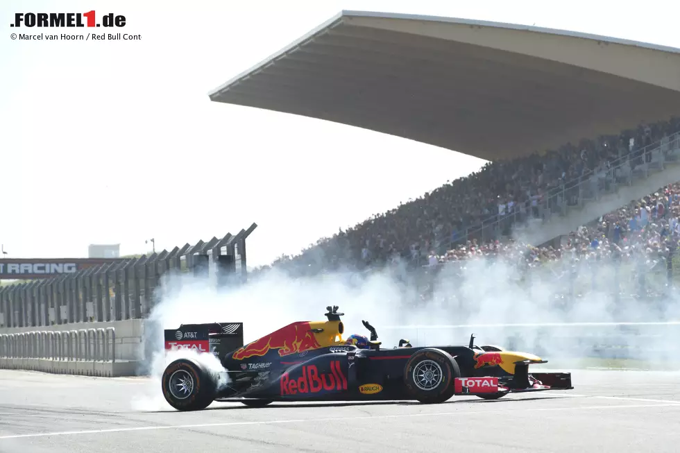 Und bei einem echten Showevent dürfen natürlich auch die obligatorischen Donuts nicht fehlen. "Es war eine großartige Erfahrung", schließt Verstappen den Event ab. "Es ist toll, dass so viele Menschen gekommen sind und diese Strecke mit einem Formel-1-Auto zu befahren hat großen Spaß gemacht." Foto zur News: Und bei einem echten Showevent dürfen natürlich auch die obligatorischen Donuts nicht fehlen. "Es war eine großartige Erfahrung", schließt Verstappen den Event ab. "Es ist toll, dass so viele Menschen gekommen sind und diese Strecke mit einem Formel-1-Auto zu befahren hat großen Spaß gemacht."