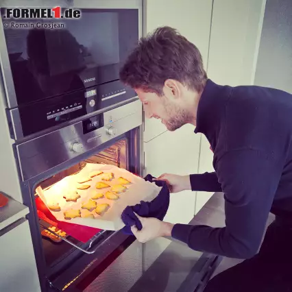 Der Winterurlaub baut sich um die Weihnachtszeit und ist damit ganz selbstverständlich auch die Zeit zum Schlemmen - auch für die stets unter strenger Diät stehenden Piloten. Romain Grosjean ist immer ganz vorne mit dabei, Bilder von seinen kleinen Sünden zu teilen. Und der Hobbykoch, der über den Winter vor allem viel von der kostbaren Zeit mit Frau und Kindern berichtet, wird dabei auch oft selbst kreativ. Foto zur News: Der Winterurlaub baut sich um die Weihnachtszeit und ist damit ganz selbstverständlich auch die Zeit zum Schlemmen - auch für die stets unter strenger Diät stehenden Piloten. Romain Grosjean ist immer ganz vorne mit dabei, Bilder von seinen kleinen Sünden zu teilen. Und der Hobbykoch, der über den Winter vor allem viel von der kostbaren Zeit mit Frau und Kindern berichtet, wird dabei auch oft selbst kreativ.
