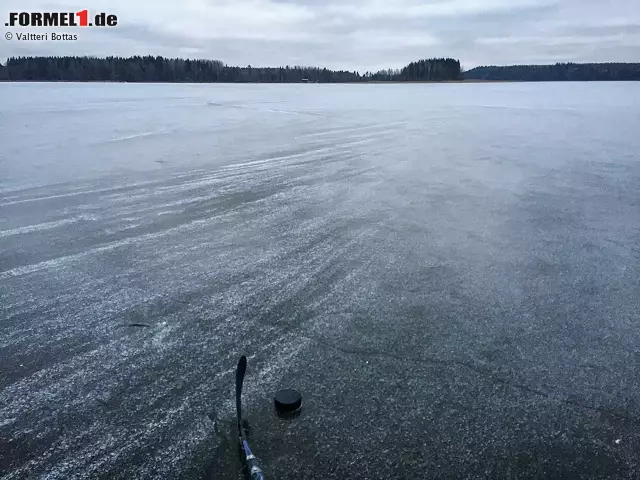 Noch kälter wurde es nur noch in Finnland, wo Williams-Pilot Valtteri Bottas seinen Heimat-Urlaub verbrachte. Ganz klischeehaft twittert er dabei vom Eishockeyspielen und Eisbädern... Foto zur News: Noch kälter wurde es nur noch in Finnland, wo Williams-Pilot Valtteri Bottas seinen Heimat-Urlaub verbrachte. Ganz klischeehaft twittert er dabei vom Eishockeyspielen und Eisbädern...