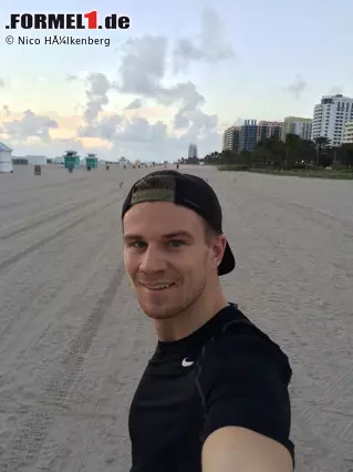 Nico Hülkenberg zog es offensichtlich auch in wärmere Gefilde - er grüßte aus Miami. Dort soll sich zeitweise auch Hamilton aufgehalten haben. Von gemeinsamen Ferien war aber nicht die Rede. Foto zur News: Nico Hülkenberg zog es offensichtlich auch in wärmere Gefilde - er grüßte aus Miami. Dort soll sich zeitweise auch Hamilton aufgehalten haben. Von gemeinsamen Ferien war aber nicht die Rede.