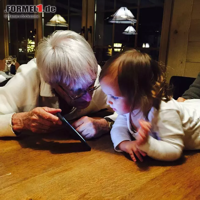 Und selbst Formel-1-Boss Bernie Ecclestone lässt die Königsklasse einmal Königsklasse sein und beschäftigt sich statt mit Würden- und Entscheidungsträgern lieber einmal mit seiner Enkelin. Foto zur News: Und selbst Formel-1-Boss Bernie Ecclestone lässt die Königsklasse einmal Königsklasse sein und beschäftigt sich statt mit Würden- und Entscheidungsträgern lieber einmal mit seiner Enkelin.