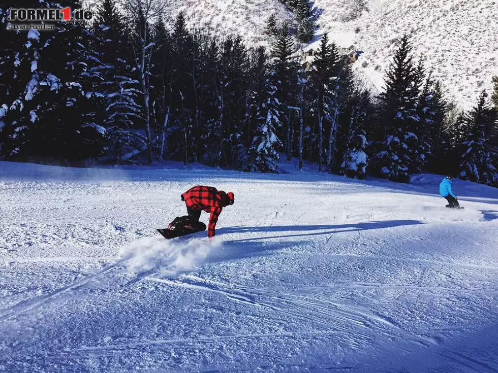 Denn auch Hamilton zog es einmal mehr ins Skigebiet. In den USA traf er dabei sogar auf Skirennläuferin Lindsey Vonn, mit der er gemeinsam die Pisten unsicher machte. Foto zur News: Denn auch Hamilton zog es einmal mehr ins Skigebiet. In den USA traf er dabei sogar auf Skirennläuferin Lindsey Vonn, mit der er gemeinsam die Pisten unsicher machte.