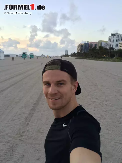 Nico Hülkenberg zog es offensichtlich auch in wärmere Gefilde - er grüßte aus Miami. Dort soll sich zeitweise auch Hamilton aufgehalten haben. Von gemeinsamen Ferien war aber nicht die Rede. Foto zur News: Nico Hülkenberg zog es offensichtlich auch in wärmere Gefilde - er grüßte aus Miami. Dort soll sich zeitweise auch Hamilton aufgehalten haben. Von gemeinsamen Ferien war aber nicht die Rede.